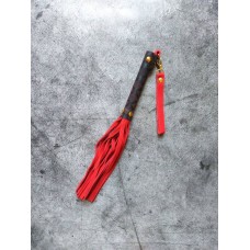 Красная плеть с черной ручкой
